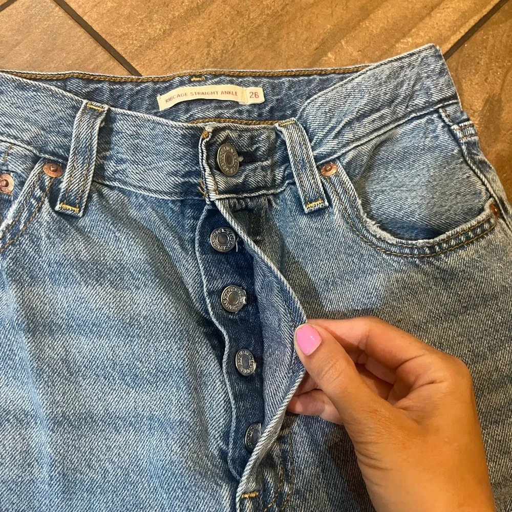 Levi’s Ribcage Medium Wash Denim Distressed Straight Ankle Jeans 26 - Picture 4 of 5